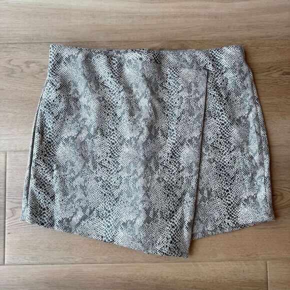 HAVE Los Angles Snakeprint Faux Wrap Mini Skort - Picture 2 of 5